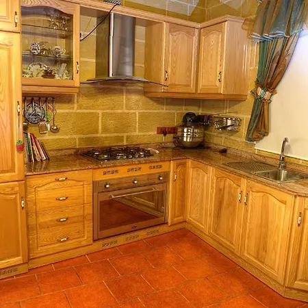 In The Heart Of A Quiet Town ! Guest house Zejtun