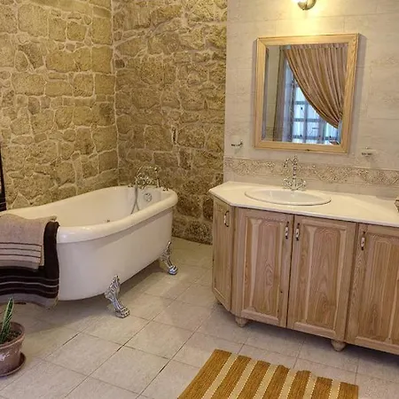 In The Heart Of A Quiet Town ! Guest house *